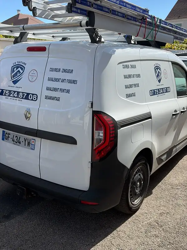 Camion de CN Toiture, couvreur-zingueur, garé devant un chantier à Saint-Maur-des-Fossés