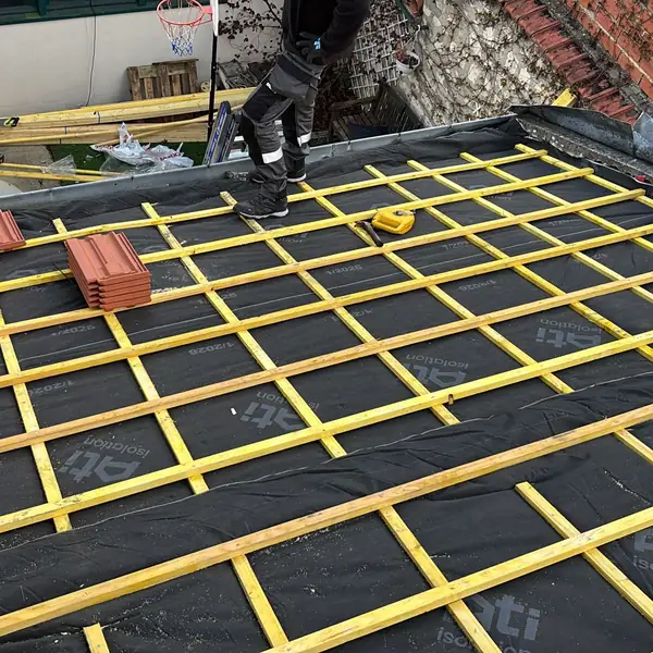 Écran sous-toiture et liteaux — chantier CN Toiture